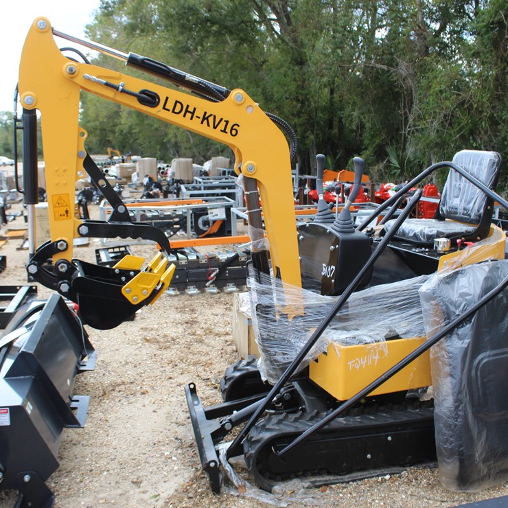 #5107 • 2025 LANDHERO MINI EXCAVATOR, 15HP