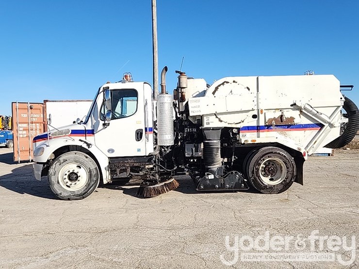 2016-freightliner-m2-106-image-3