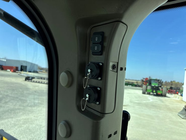 2023-john-deere-8r-370-image-82