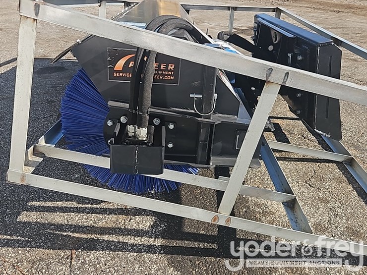 unused-72"angle-broom-(assb-72w)-to-suit-skidsteer-image-5
