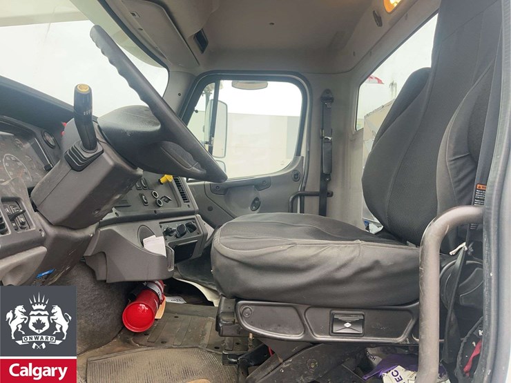 2015-freightliner-114sd-image-11