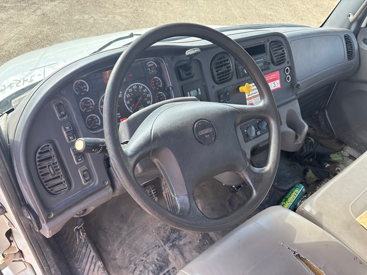 #24576-•-2016-freightliner-image-10