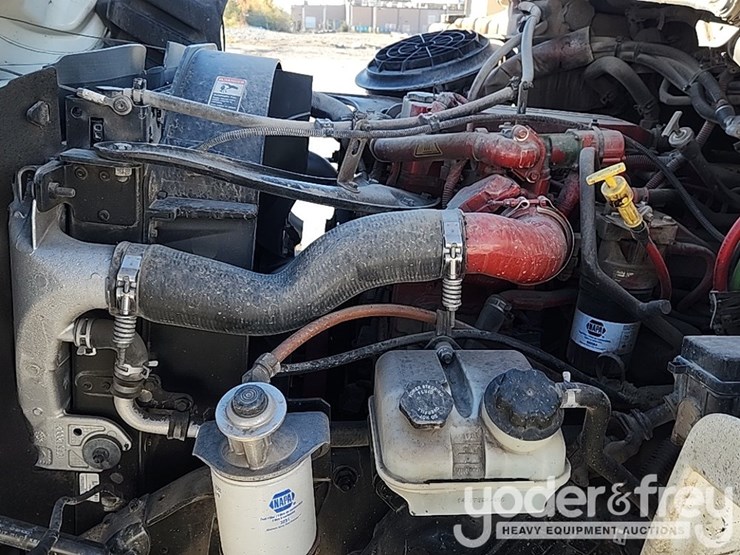 2016-freightliner-m2-106-image-43