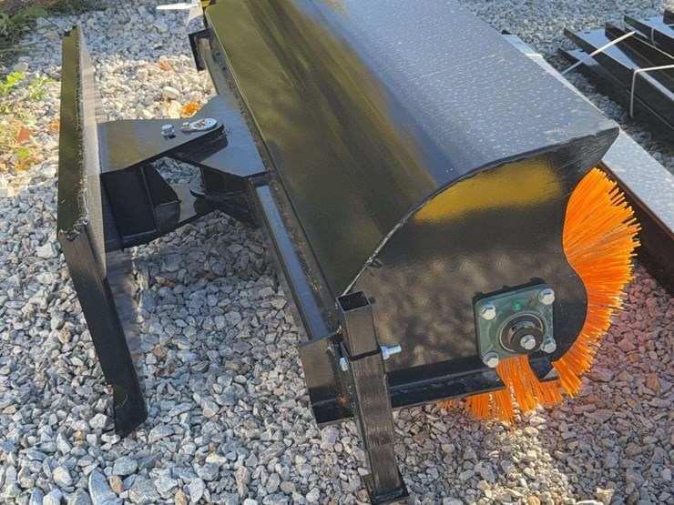 giyi-hydraulic-skid-steer-sweeper-image-6