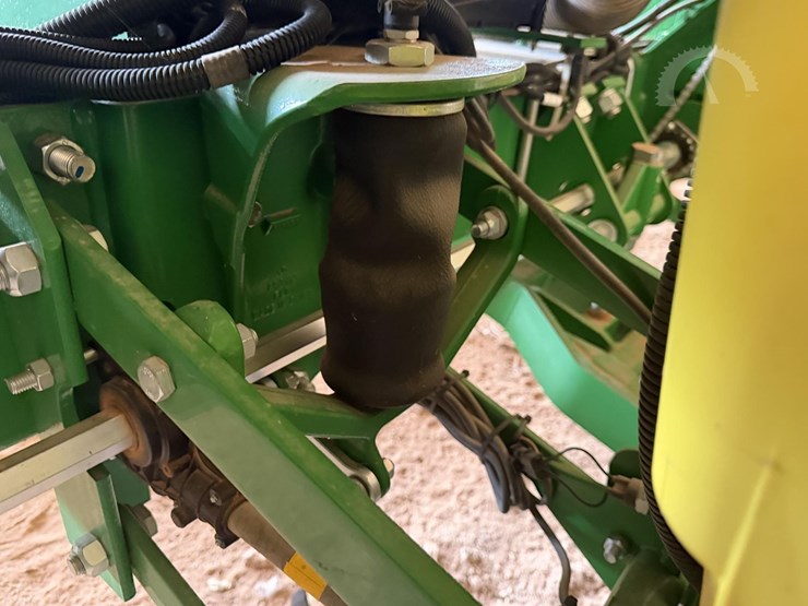 2021-john-deere-1725-image-9
