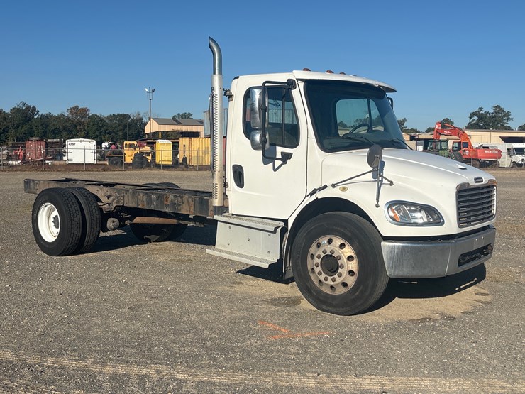 #24379-•-2019-freightliner-image-1