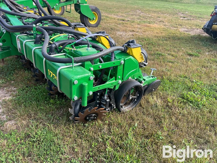 2019-john-deere-1725-image-17
