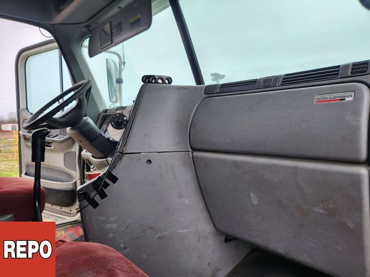 2002-freightliner-columbia-120-image-36