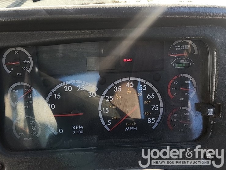 2016-freightliner-m2-106-image-41