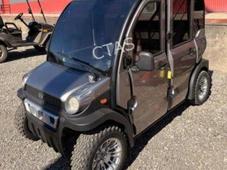 #657-•-henan-xinneng-4-seater-enclosed-golf-cart-image-1