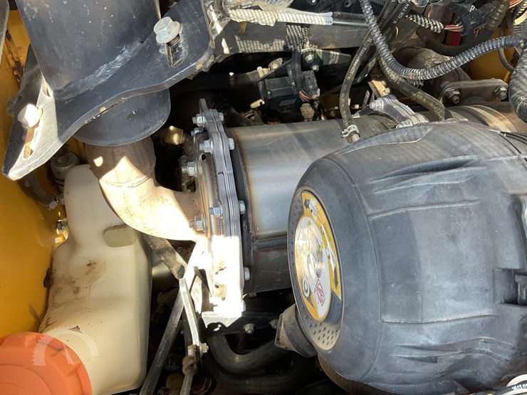 2015-deere-323e-image-16