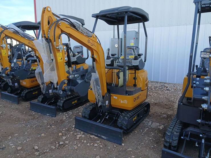 2025-qk18r-mini-excavator-image-1