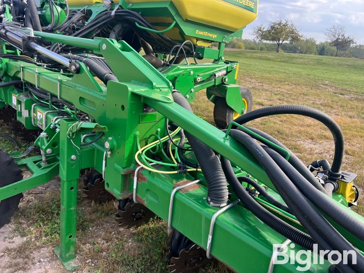 2019-john-deere-1725-image-20