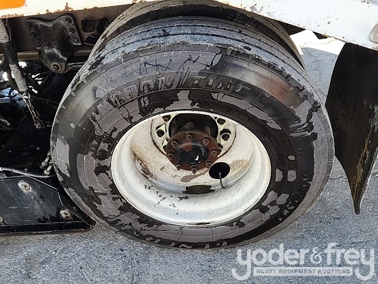 2016-freightliner-m2-106-image-12