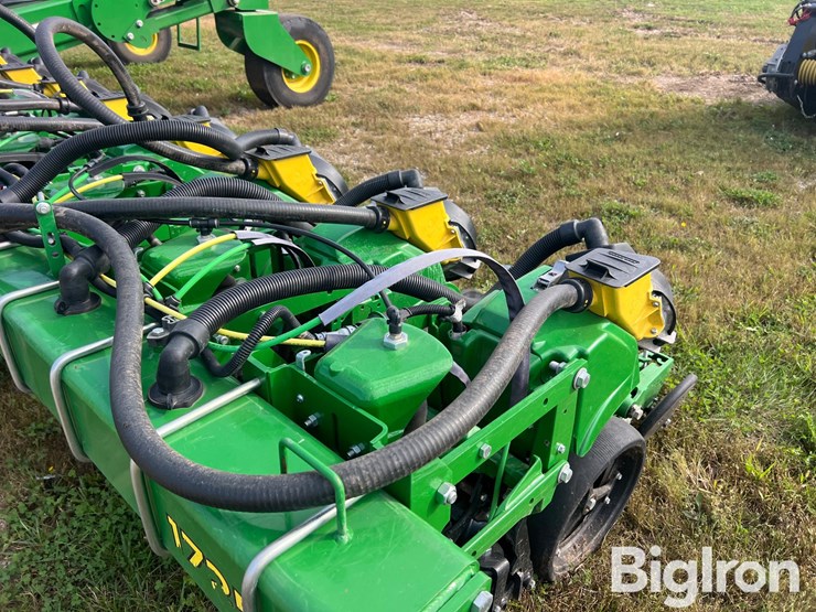 2019-john-deere-1725-image-19