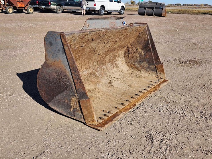 2019-volvo-3-yard-bucket-reversable-blade-image-2