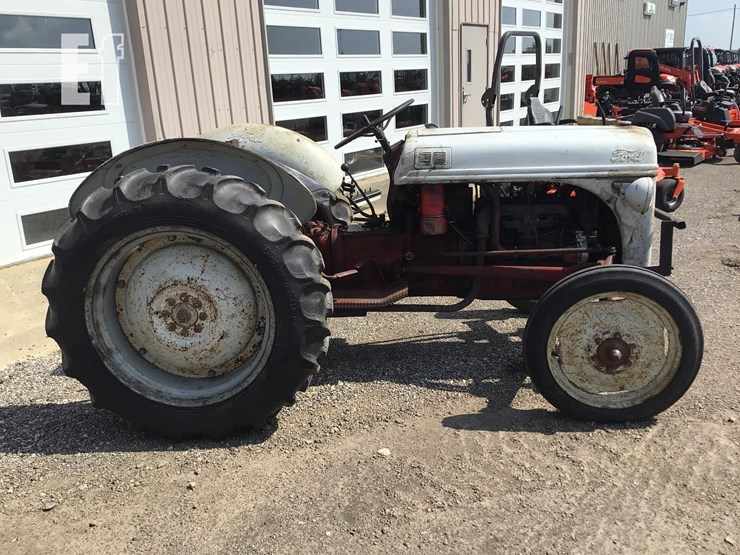 1952-ford-8n-image-3