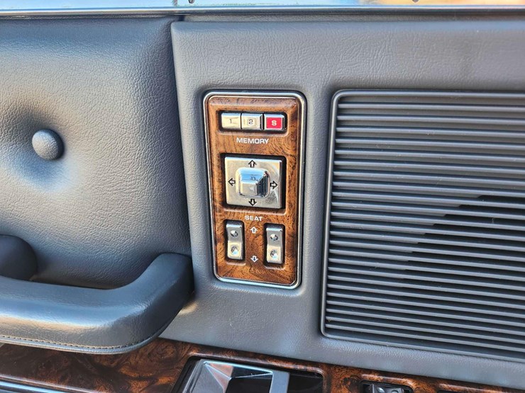 1990-chrysler-new-yorker-fifth-avenue-image-31