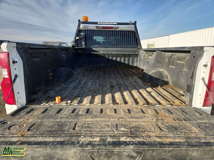 2022-chevrolet-silverado-3500hd-image-24