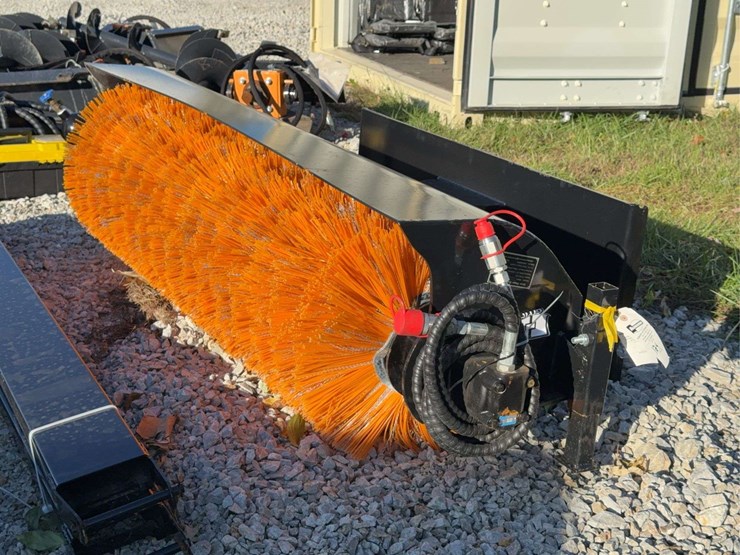 giyi-hydraulic-skid-steer-sweeper-image-2