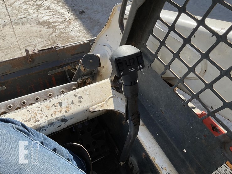 2005-bobcat-t300-image-16