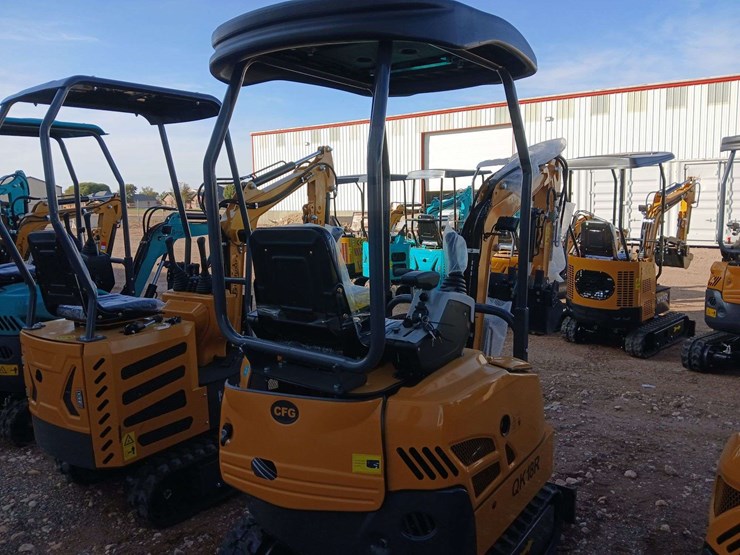 2025-qk18r-mini-excavator-image-4