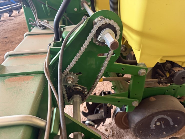 2021-john-deere-1725-image-14