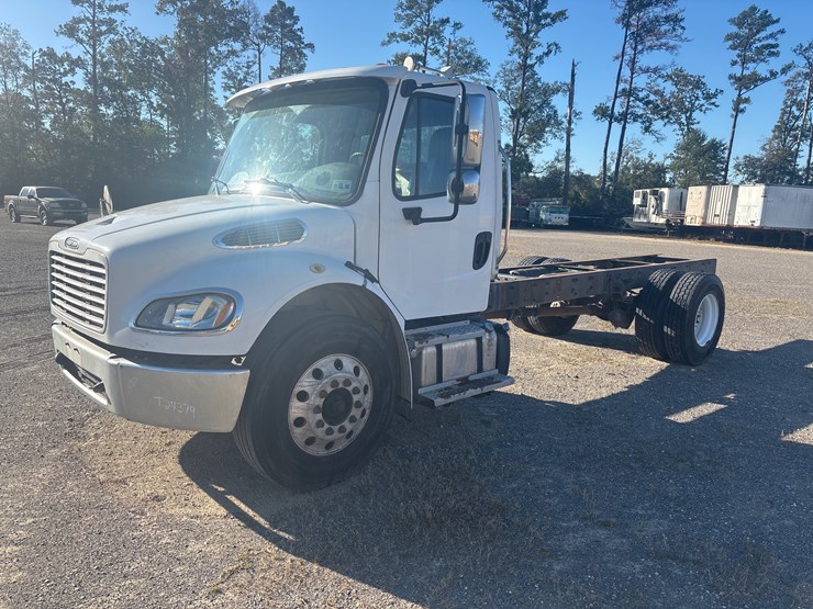 #24379-•-2019-freightliner-image-2