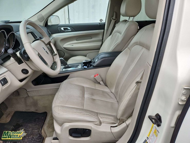 2012-lincoln-mkt-image-19