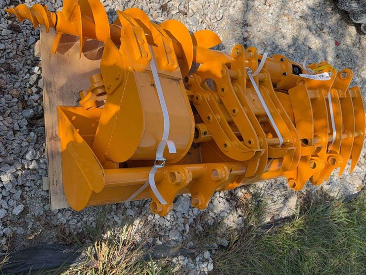 mini-excavator-attachment-set-(8-piece-kit)-image-4