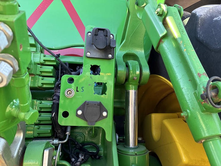 2015-john-deere-8295r-image-17