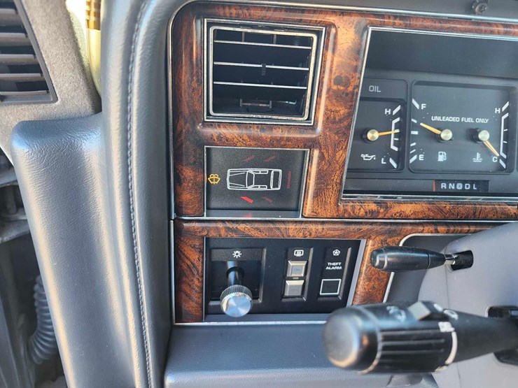 1990-chrysler-new-yorker-fifth-avenue-image-21