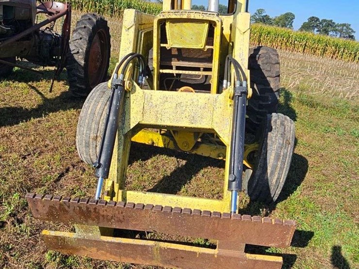 white-2-78-industrial-tractor-image-3