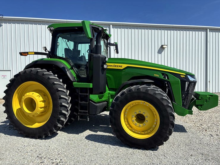 2023-john-deere-8r-370-image-3