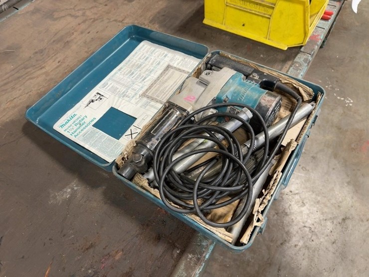 makita-rotary-hammer-drill-image-3