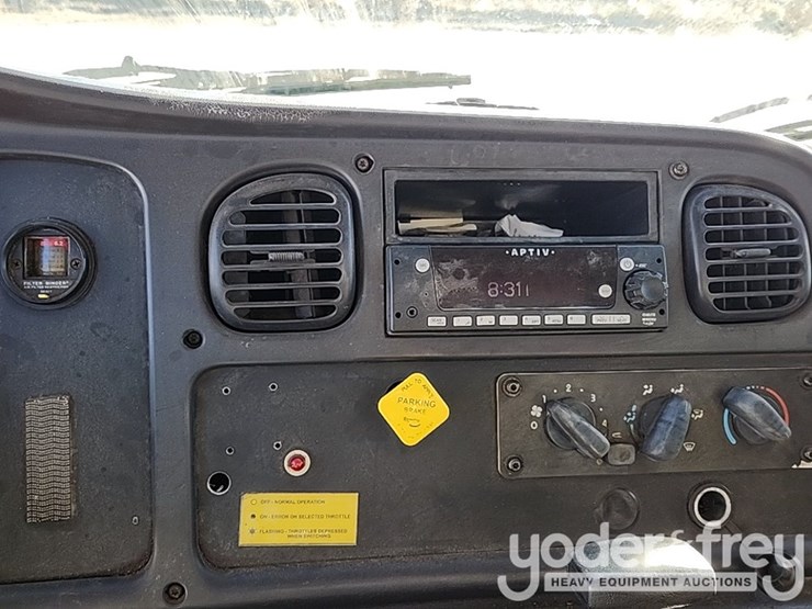 2016-freightliner-m2-106-image-21