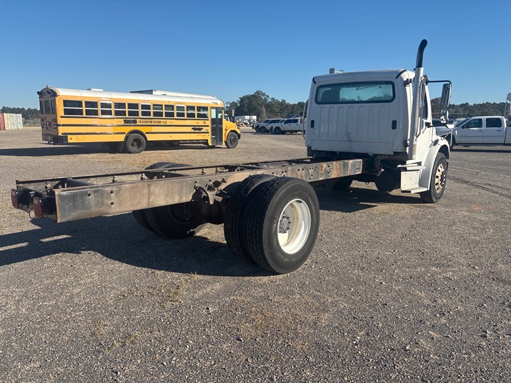 #24379-•-2019-freightliner-image-3