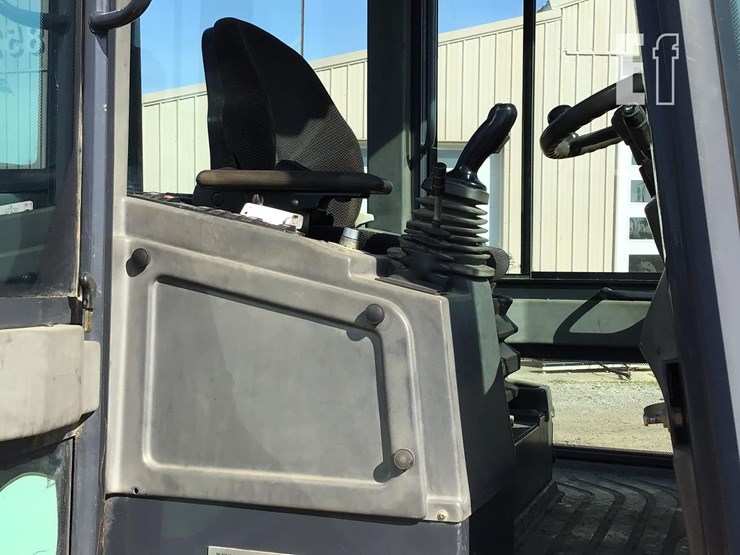 2005-deere-244j-image-12