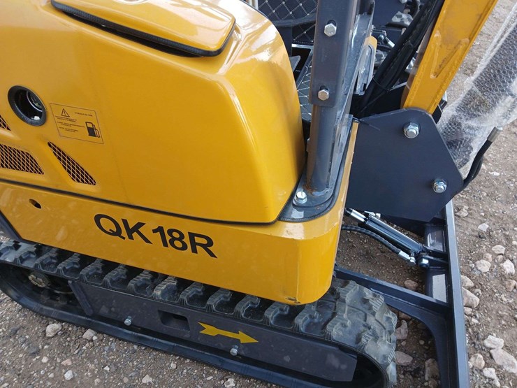 2025-qk18r-mini-excavator-image-3