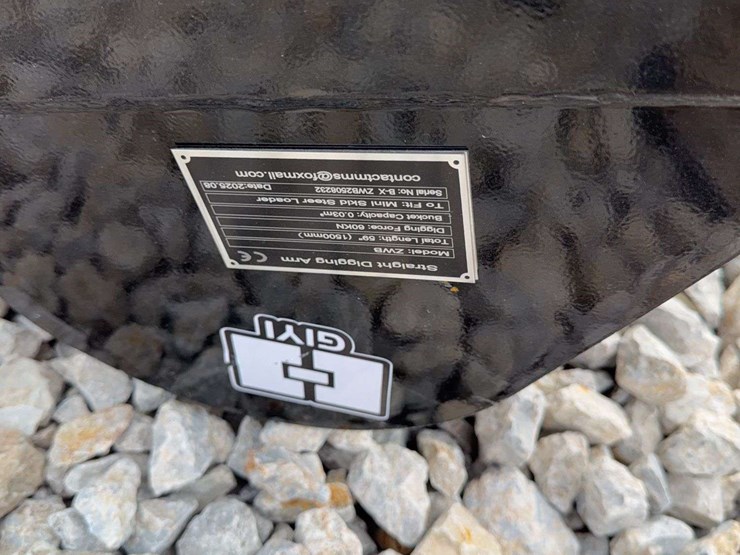 mini-skid-steer-straight-digging-arm-image-4