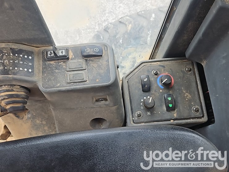 2019-deere-670g-image-37