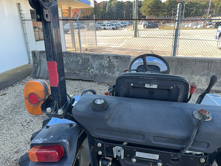 new-holland-boomer-30-image-36