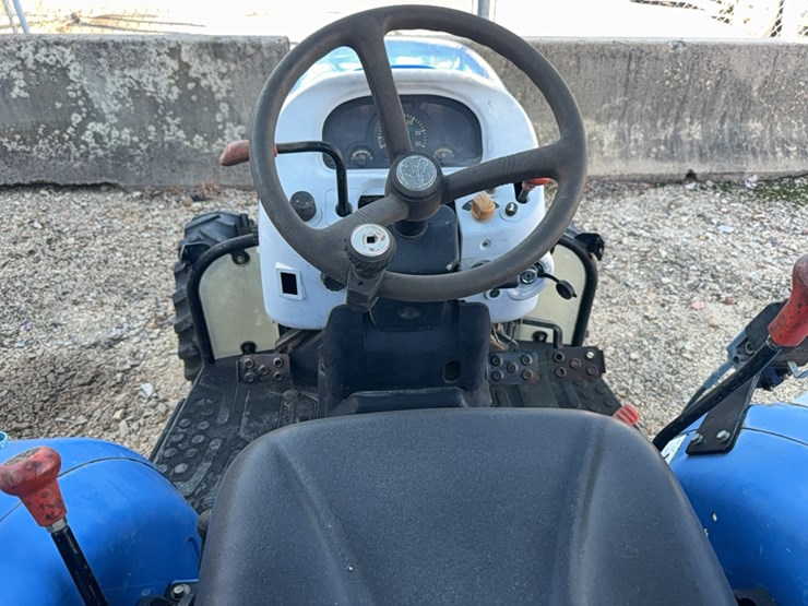 new-holland-boomer-30-image-61