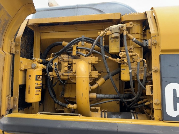 2004-caterpillar-330cl-hydraulic-excavator-image-33