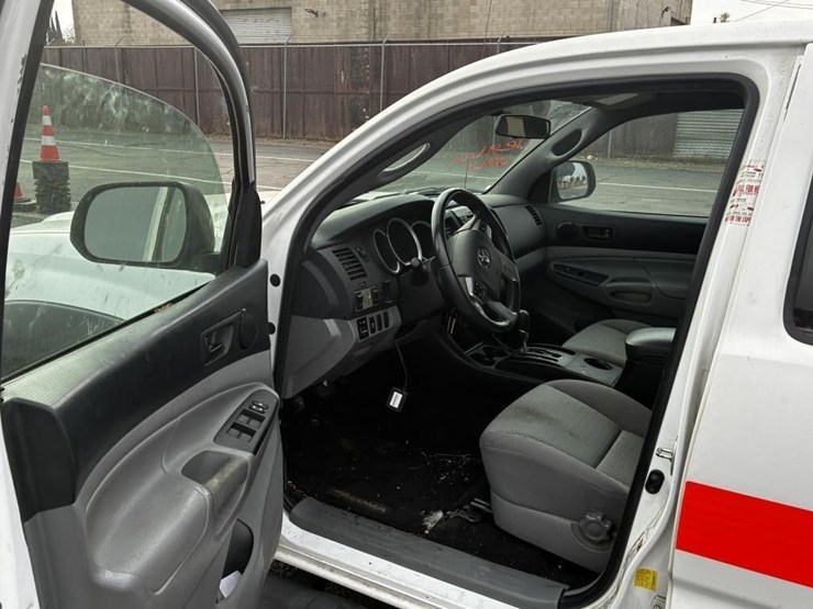 2013-toyota-tacoma-image-10