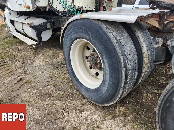 2002-freightliner-columbia-120-image-14