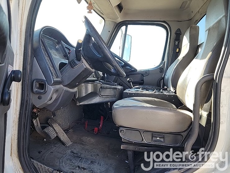 2016-freightliner-m2-106-image-16