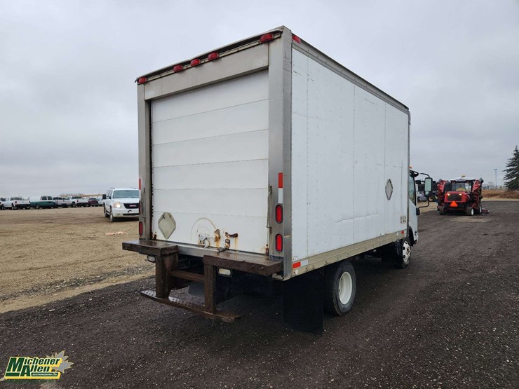 2009-isuzu-npr-image-5