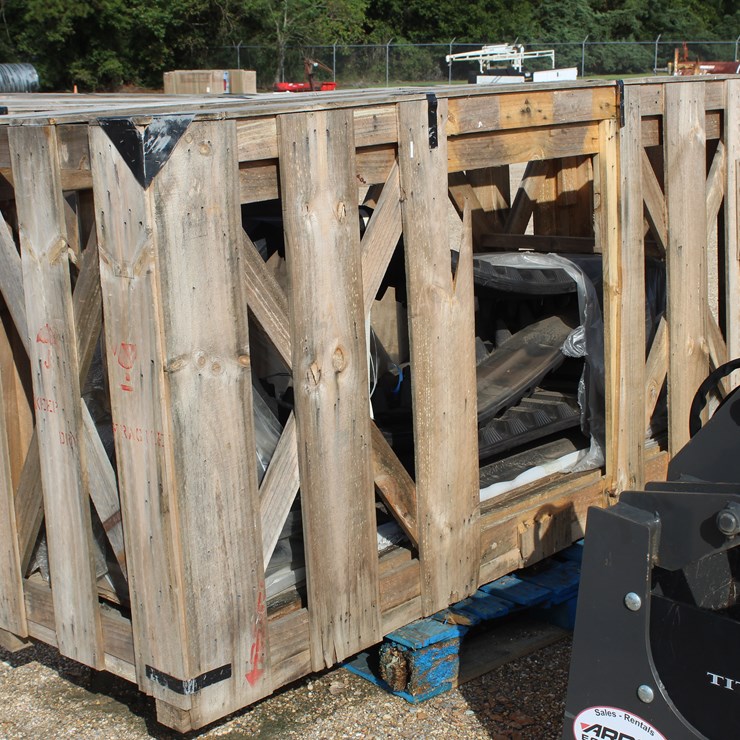 #3456 • BOX OF 92.0 X 28.00 52.0 RUBBER TRACKS