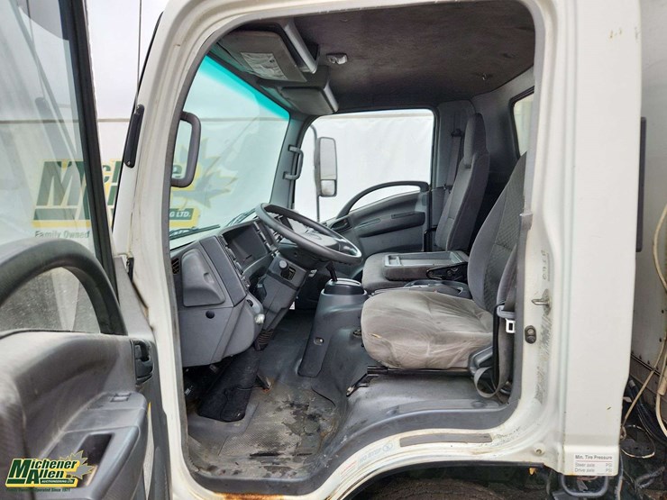 2009-isuzu-npr-image-11